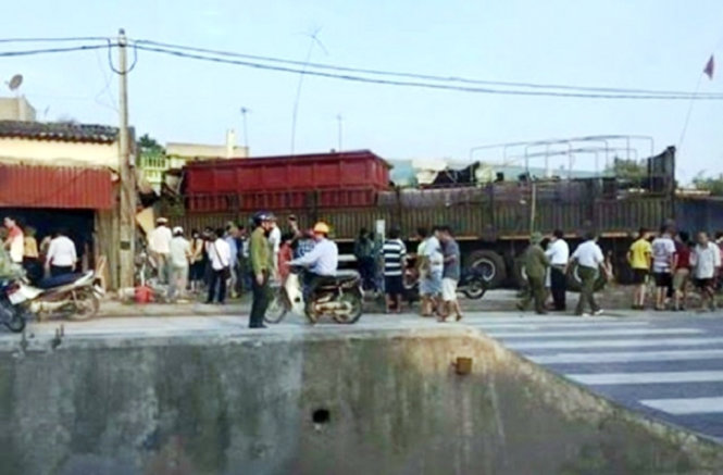 Hiện trường vụ tai nạn giao thông trên quốc lộ 1A, đoạn qua xã Hải Châu, huyện Tĩnh Gia (Thanh Hóa) sáng 4-5 - Ảnh CSGT cung cấp.
