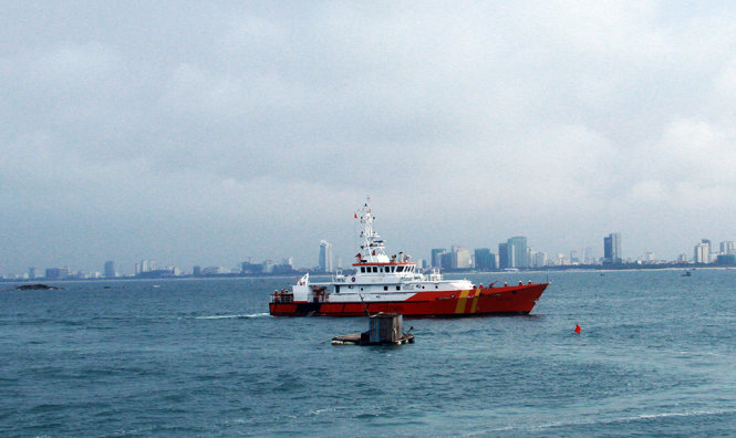 Tàu cứu nạn 412 chở 34 ngư dân trở về bờ - Ảnh: Hữu Khá