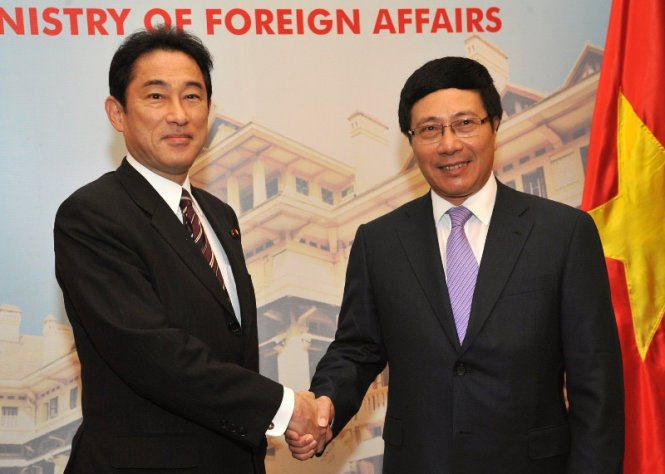 Phó thủ tướng - Bộ trưởng Bộ Ngoại giao Phạm Bình Minh (phải) và Bộ trưởng Fumio Kishida trong cuộc gặp tại Hà Nội năm 2014 - Ảnh tư liệu
