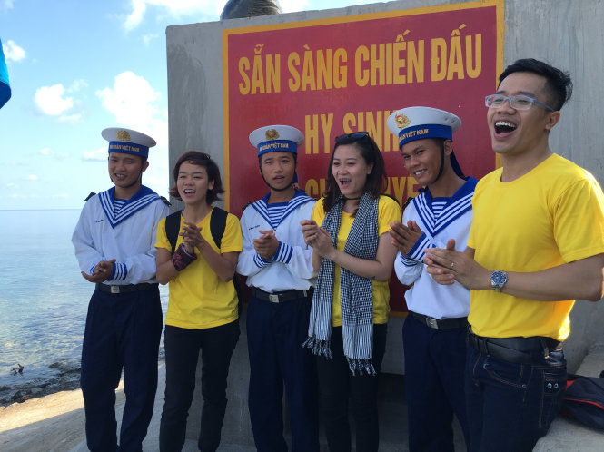 Mai Trâm (thứ hai từ trái) cùng các thành viên trong đoàn hát bài Trường Sa xanh với các chiến sĩ trên đảo Đá Lát - Ảnh: Lê Nam