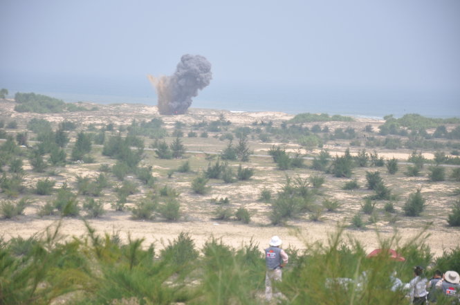 Buổi hủy vật liệu nổ sau chiến tranh ở huyện Thăng Bình (Quảng Nam) - Ảnh: T.Vũ