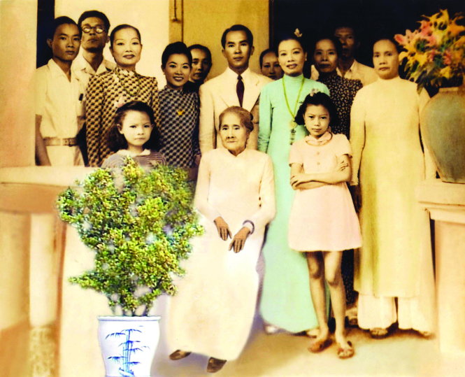 Kim Cương (hàng trước, bìa phải) chụp ảnh cùng bà ngoại, các dì, các cậu  - Ảnh tư liệu gia đình