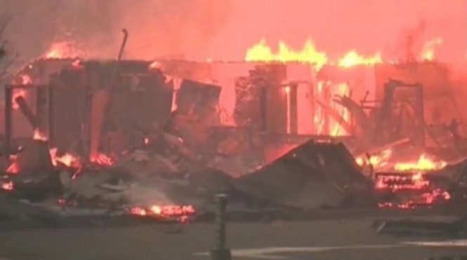 Nhà dân ở Fort McMurray bị lửa thiêu rụi - Ảnh: CNN