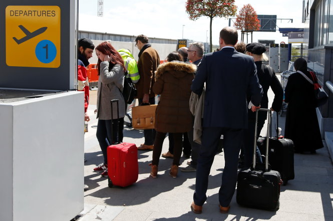 Hành khách xếp hàng chờ kiểm tra an ninh ở bên ngoài cổng đi của sân bay Zaventem, Brussels hôm 3-5 - Ảnh: Reuters