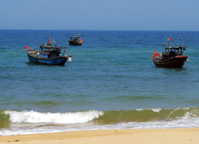 Nước biển ở thôn Khối, xã Nhân Trạch gần như đã hết màu đỏ - Ảnh chụp chiều 5-5