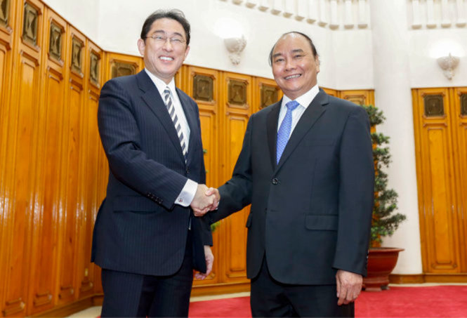 Thủ tướng Nguyễn Xuân Phúc (phải) tiếp Bộ trưởng Ngoại giao Nhật Bản Fumio Kishida đang có chuyến thăm chính thức tại Việt Nam - Ảnh: V.Dũng