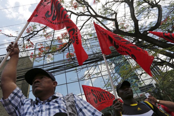 Biểu tình trước văn phòng hãng luật Mossack Fonseca ở Panama - Ảnh: Reuters