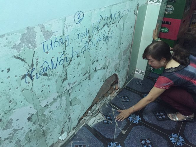 Nhà bà Lang bị nứt nghiêm trọng nhưng không dám sửa chữa và không dám ở do căn nhà ông Thái chưa được trả lại hiện trạng ban đầu - Ảnh: Chí Quốc