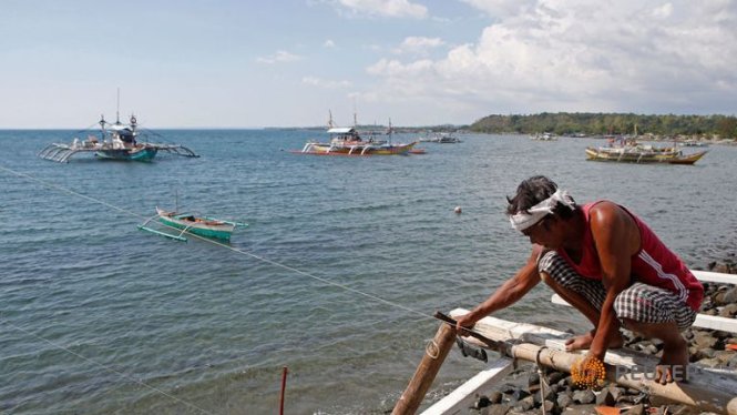 Nhiều ngư dân ở Masinloc không còn ra khơi khi tàu Trung Quốc tràn vào bãi Scarborough - Ảnh: Reuters