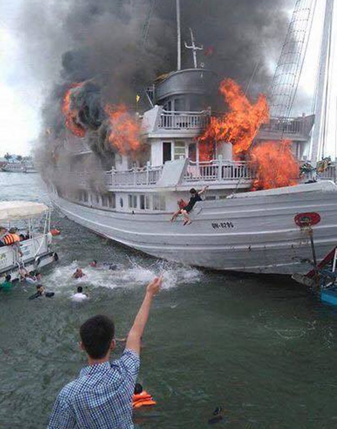 Hiện trường vụ cháy tàu QN -6299 - Ảnh: Facebook