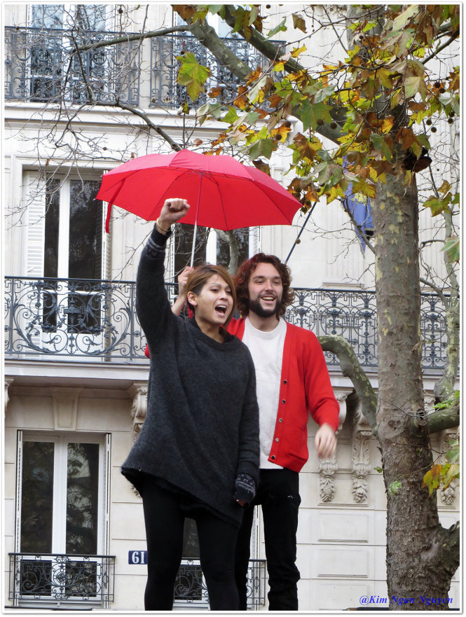 Paris đẹp hơn với sắc đỏ, đặc biệt là những chiếc ô đỏ nổi bật giữa bầu trời xám