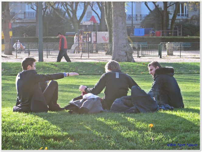 Một nhóm bạn thư giãn trong công viên Champ de Mars