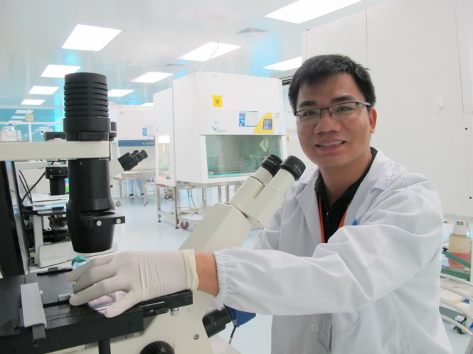 TS Phạm Văn Phúc tại phòng thí nghiệm nghiên cứu và ứng dụng tế bào gốc Trường ĐH Khoa học tự nhiên (ĐH Quốc gia TP.HCM) - Ảnh: K.Anh