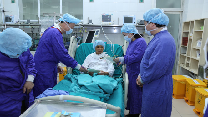 Bộ trưởng Bộ Công An Tô Lâm và Bộ trưởng Bộ Y tế Nguyễn Thị Kim Tiến thăm hỏi bệnh nhân được ghép gan trong đợt ghép xuyên Việt lần này - Ảnh Trần Ngọc Kha