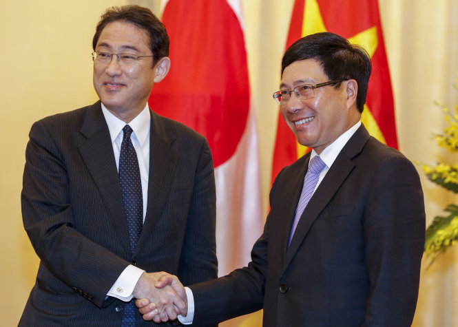 Phó Thủ tướng, Bộ trưởng Bộ Ngoại giao Phạm Bình Minh (phải) bắt tay Ngoại trưởng Fumio Kishida sau họp báo - Ảnh: Việt Dũng