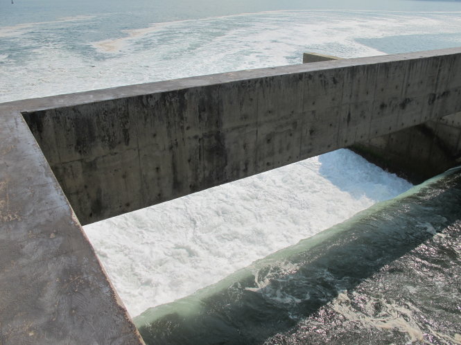 Cửa xả thải nước làm mát tuôn ào ạt như thác đổ ra biển tại nhà máy nhiệt điện Vũng Áng - Ảnh: Hồ Văn