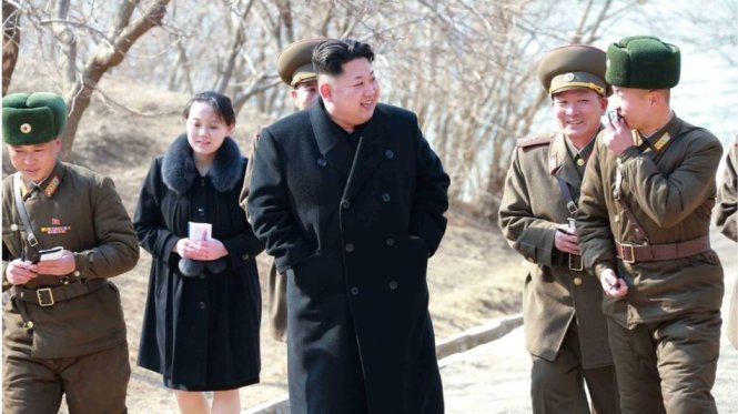Cô Yo-jong được nhìn thấy phía sau anh trai trong chuyến thăm một đơn vị quân đội vào tháng 3-2015 - Ảnh: Alamy