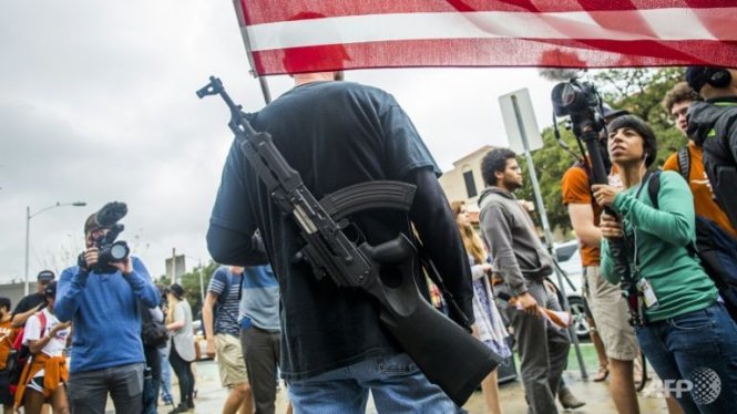 Các nhà hoạt động súng ống diễu hành gần trường ĐH Texas - Ảnh: AFP