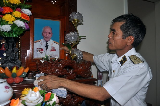 Thiếu tướng Lương Việt Hùng bên di ảnh người cha - đại tá hải quân Lương Mẫn - Ảnh: Đông Hà