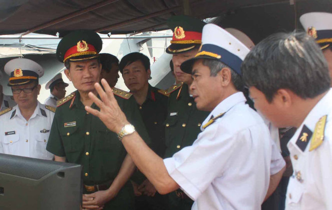 Tư lệnh Vùng 2 hải quân Lương Việt Hùng (thứ hai từ phải) giới thiệu với lãnh đạo Bộ Quốc phòng khi đoàn đến thăm tàu pháo TT400-TP - Ảnh: Thành Nhân