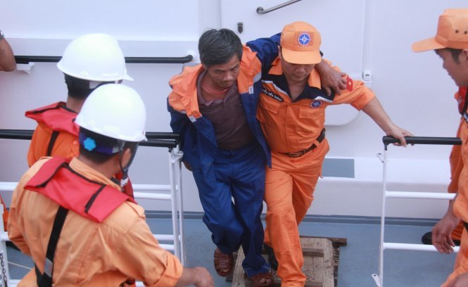 Các hành động bạo lực, mang tính đơn phương trên biển đang đe dọa kế sinh nhai của người dân. Trong ảnh: Các thuyền viên Việt Nam được lực lượng cứu hộ đưa lên bờ sau khi tàu của họ vừa bị đâm chìm trên vùng biển Hoàng Sa của Việt Nam - Ảnh: Hữu Khá