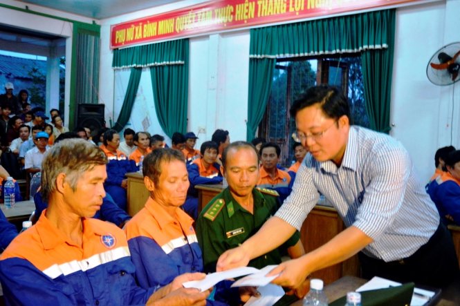 Lãnh đạo tỉnh Quảng Nam trao quà cho các ngư dân bị nạn - Ảnh: CTV