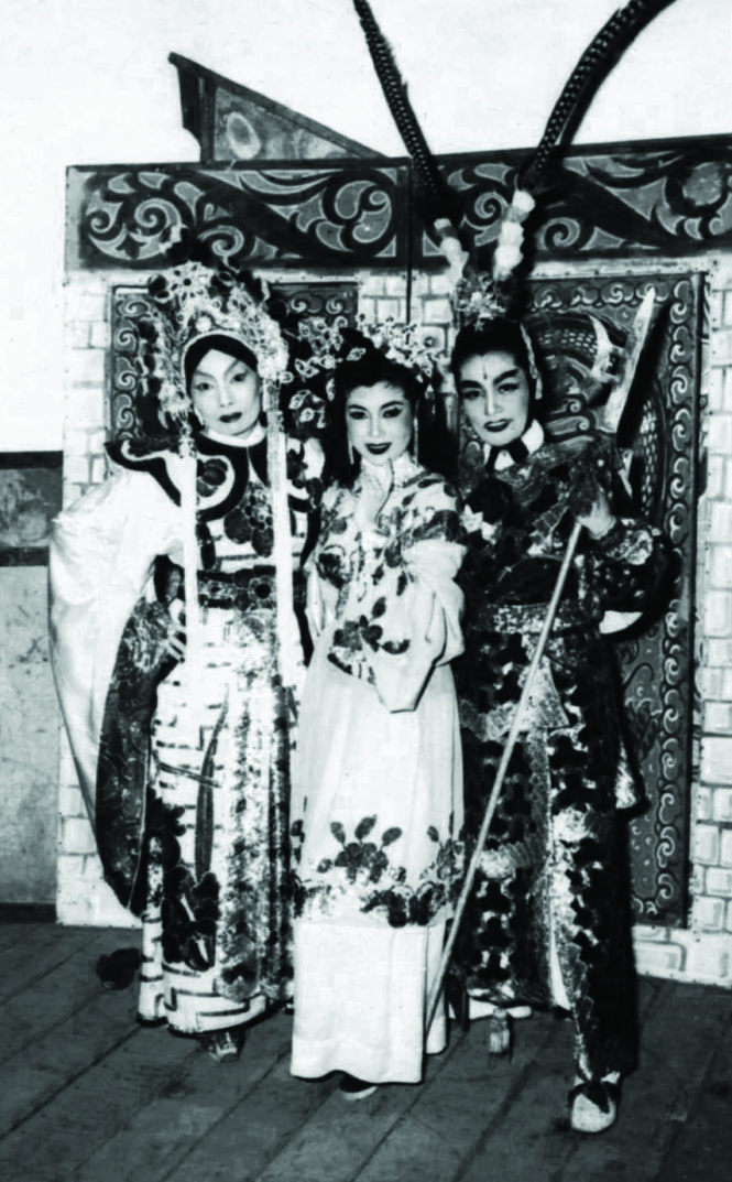Từ trái qua: NSND Bảy Nam (vai Lý Nhu), Kim Cương (vai Điêu Thuyền) và Bích Thuận (vai Lữ Bố) trong vở Phụng Nghi Đình (1956) - Ảnh tư liệu