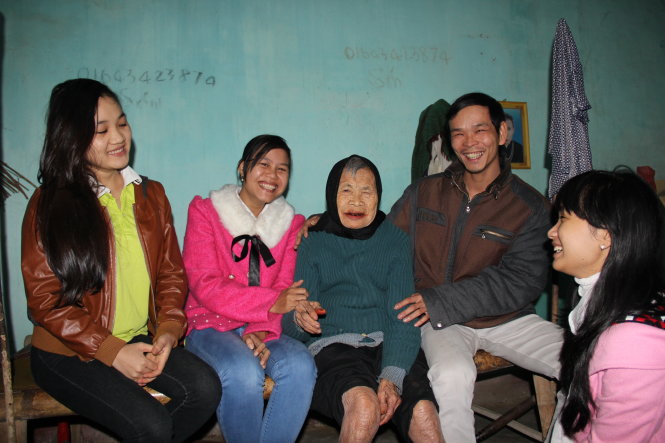 Bà Đỗ Thị Mãi (97 tuổi) rất vui khi được các bạn đoàn viên tận tình chăm sóc - Ảnh: T.MAI