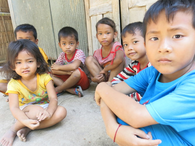Nhiều trẻ ở ấp Kinh Ngang, xã Long Phú, huyện Long Phú (Sóc Trăng) có cha mẹ đi làm ăn xa - Ảnh: T.Trang