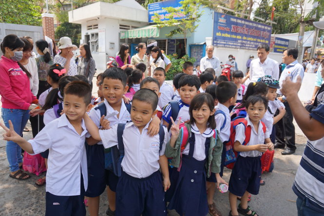 Một số học sinh tiểu học công lập ở quận Gò Vấp (TP.HCM) sau buổi học thứ hai trong các lớp bán trú vệ tinh do tư nhân tổ chức - Ảnh: M.Dung