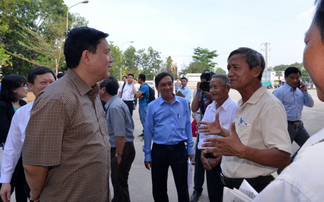 Ứng cử viên Đinh La Thăng trò chuyện với các cử chi huyện Củ Chi ngoài hội trường - Ảnh: Thuận Thắng