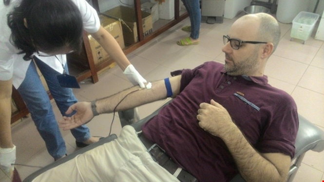 Anh Gareth Meadows đang hiến máu tại bệnh viện. - Ảnh: Bệnh viện cung cấp