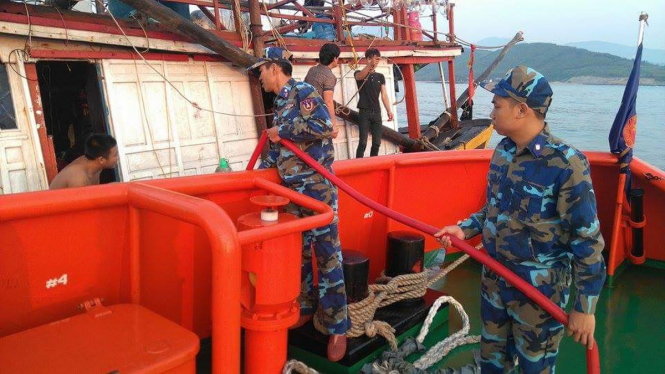 Lực lượng cảnh sát biển tiếp cận tàu bị nạn - Ảnh: Mạnh Thường