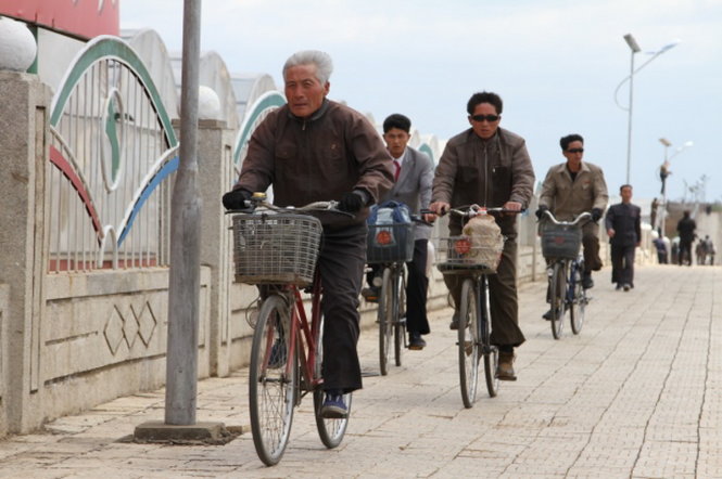 Người dân Triều Tiên trên đường phố Bình Nhưỡng. Đa số mọi người đi xe đạp - Ảnh: CBC