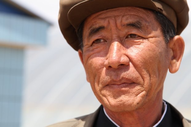Ông Cho Yong Pyo, điều hành trang trại hiện đại Jang Chon ở ngoại ô Bình Nhưỡng. Ông là một trong số vài người mà các nhà báo nước ngoài được gặp - Ảnh: CBC