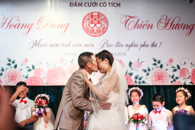 Được sự động viên của mọi người, cô dâu và chú rể đã trao cho nhau một nụ hôn trên sân khấu - Ảnh Nguyễn Khánh