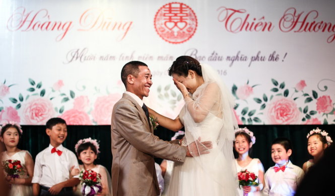 Cô dâu Thiên Hương bẽn lẽn sau khi được chồng trao tặng một nụ hôn - Ảnh Nguyễn Khánh