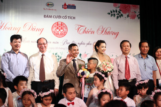 Cô dâu chú rể chụp ảnh lưu niệm cùng với gia đình và các vị khách đến từ Bộ y tế và Viện Huyết học truyền máu T.Ư - Ảnh Nguyễn Khánh