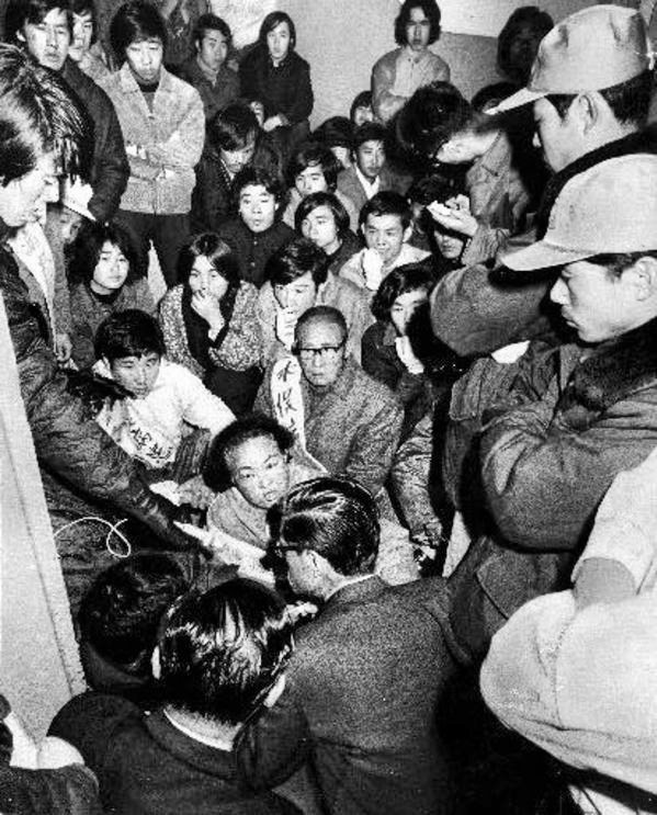 Những người nhiễm bệnh biểu tình ngồi trước văn phòng Công ty Chisso tại Tokyo tháng 12-1971 - Ảnh: JAPAN NEWS