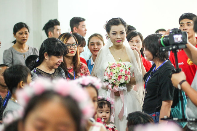 Cô dâu Thiên Hương 36 tuổi tỏ ra khá hồi hộp trước khi bước vào 