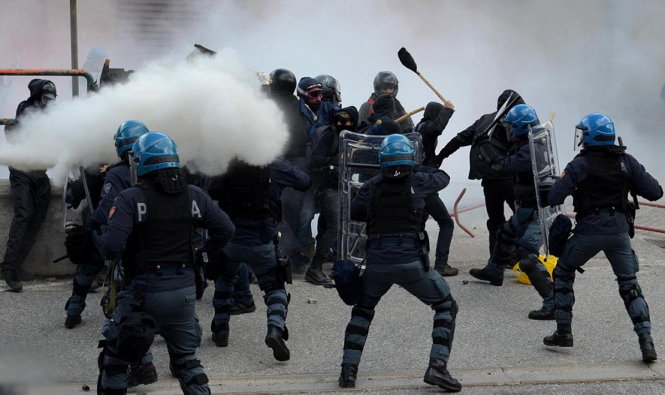 Đụng độ giữa cảnh sát Ý và đám đông - Ảnh: AP