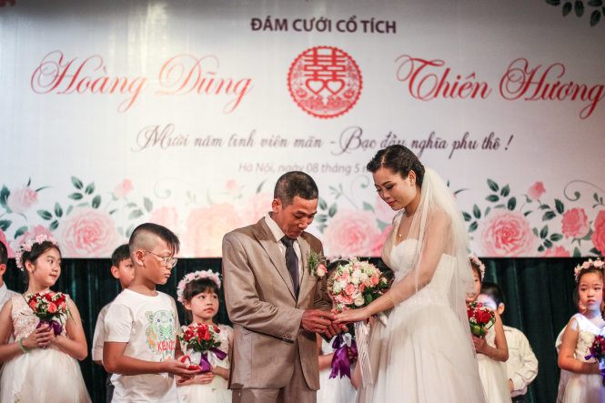 Chú rể Hoàng Dũng trao nhẫn cưới cho cô dâu Thiên Hương - Ảnh Nguyễn Khánh