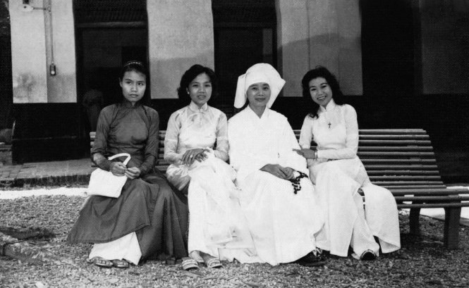 Kim Cương (bìa phải) cùng xơ Bernadate nhà dòng cha Tam - Ảnh tư liệu gia đình