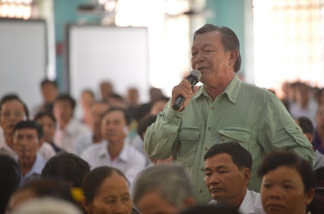 Cử tri phát biểu ý kiến tại buổi tiếp xúc cử tri huyện Hóc Môn sáng 8-5 - Ảnh: Quang Định
