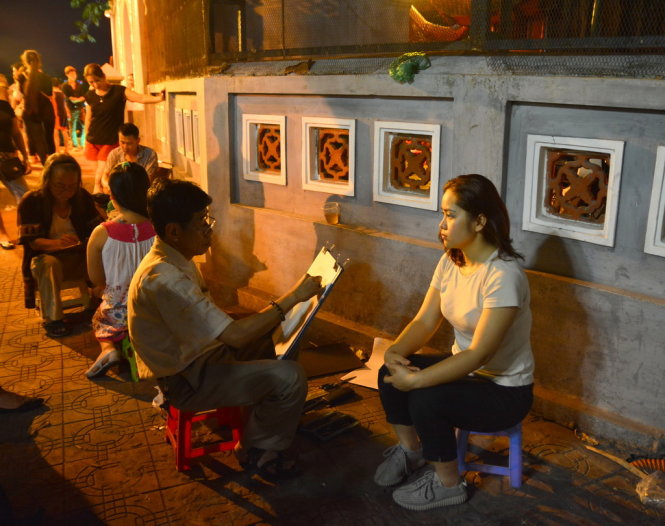 Tối họ vẽ ở cổng đền Ngọc Sơn  - Ảnh: Phạm Tô Chiêm