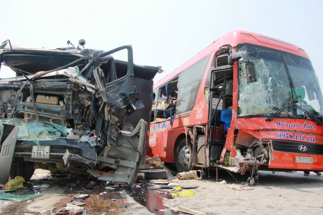 Hai chiếc xe hư hỏng nặng sau vụ tai nạn - Ảnh: Doãn Hòa