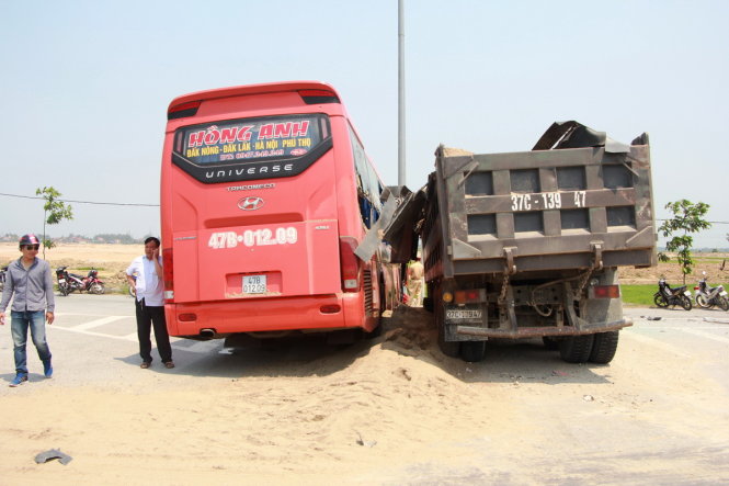 Nhiều cát trên xe tải đổ tràn xuống mặt đường - Ảnh: Doãn Hòa