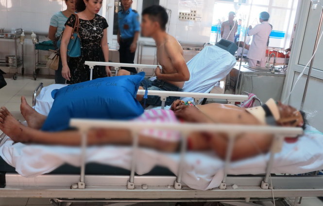 Các nạn nhân được cấp cứu tại Bệnh viện Hữu nghị Đa khoa Nghệ An - Ảnh: Doãn Hòa