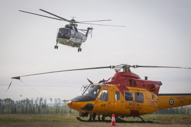 Trực thăng quân đội được điều động giúp chống cháy rừng - Ảnh: CP