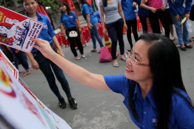 Các cử tri trẻ tham gia trò chơi lật hình tại ngày hội cử tri trẻ TP.HCM tổ chức tại khu dân cư Tân Hồng Uy (Q.Tân Bình, TP.HCM) - Ảnh: Ngọc Hiển